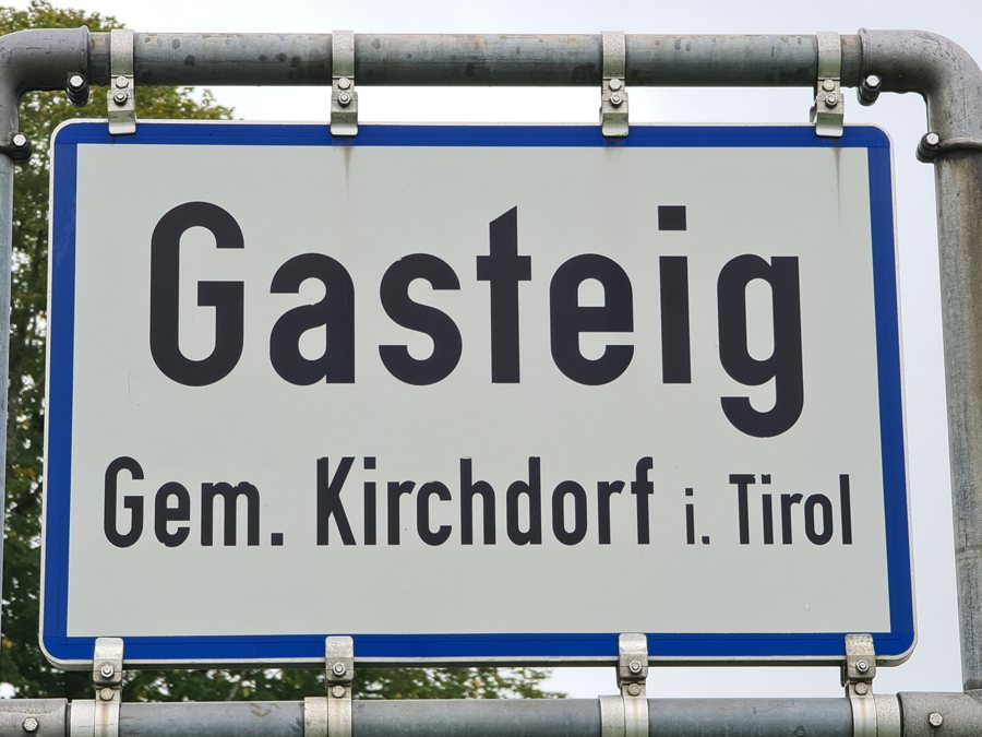 File:Ortsschild Gasteig bei Kirchdorf in Tirol 20220909 111016.jpg