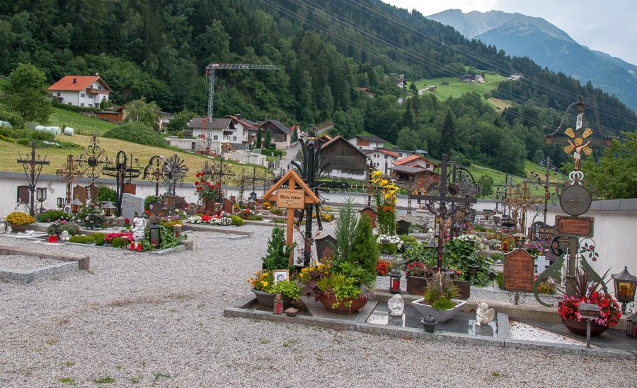 File:Arzlip Leins Friedhof.jpg