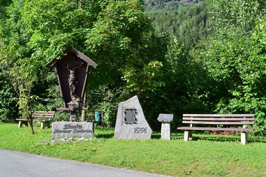 File:Sautens - Wegkreuz an der Zufahrtsstraße - 1.jpg