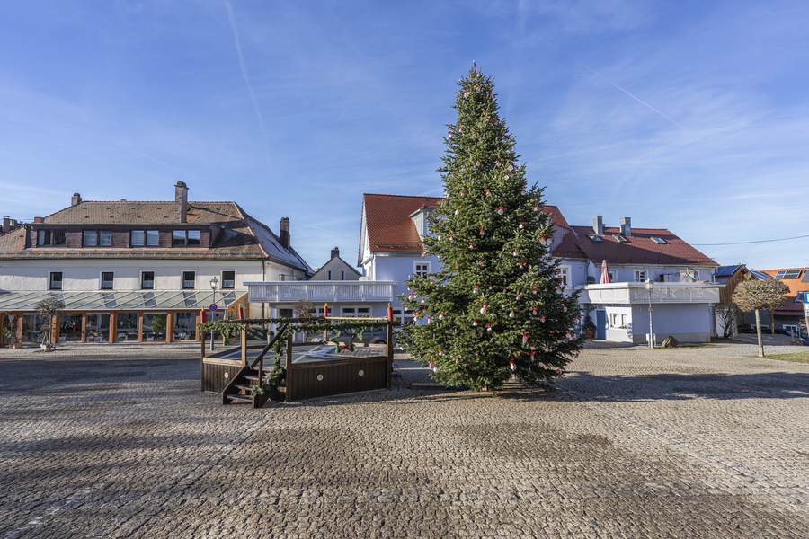 File:Burgplatz in Hohenberg an der Eger 20251227 HOF3782 RAW-Export.png