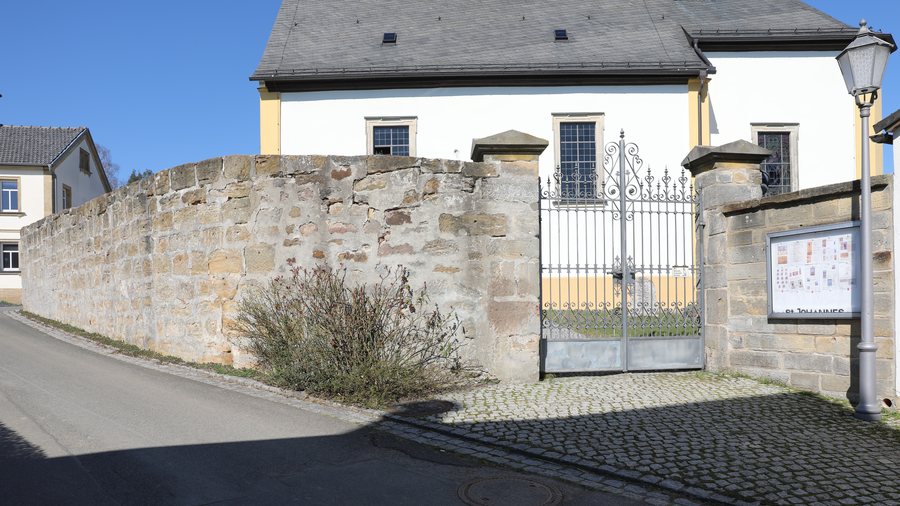File:Witzmannsberg-Kirchhofmauer.jpg