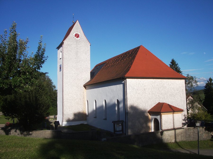 File:Kirche St. Stephan in Weitnau-Hellengerst; Standort der Stolpersteine für Familie Rötzer.jpg