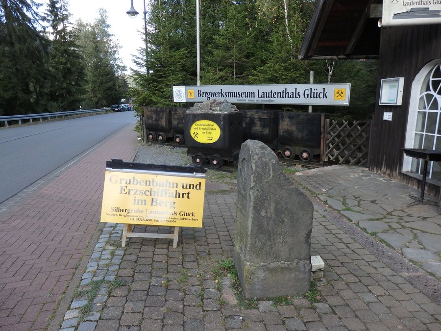 File:Lautenthal, Meilenstein vor dem Niedersächsischen Bergbaumuseum (6).jpg