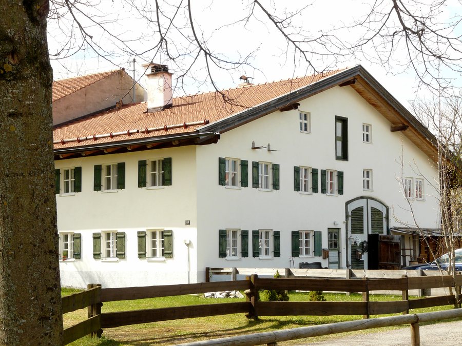 File:Schwangau - Horn - Am Ehberg Nr 32 v SO, Frühling.JPG