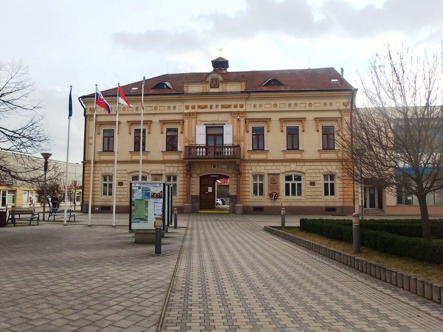 File:Bánovce nad Bebravou, radnica.jpg