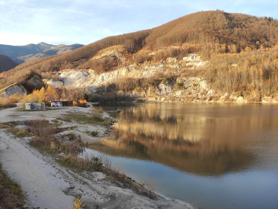 File:Kral'ovanské jazero, Kral'ovany, okres Dolný Kubín, Slovakia.jpg