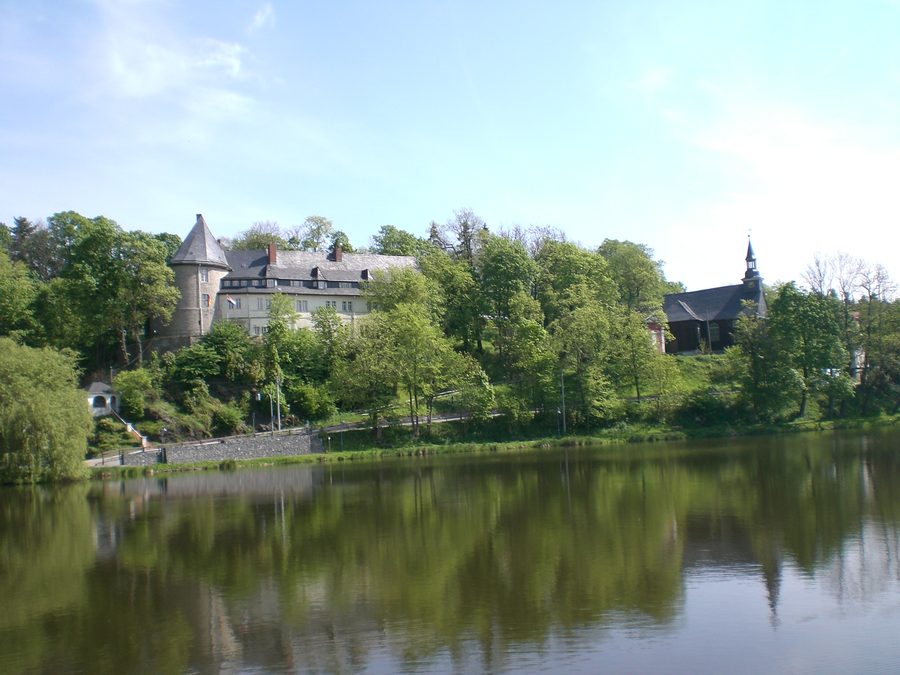 Stieger Schloss und Kirche am Stieger See in Stiege