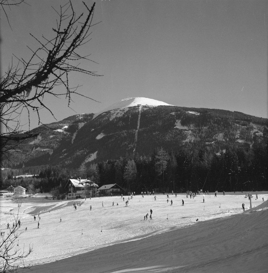 Blick auf den Patscherkofel mit einem verschneiten Übungsbereich im Vordergrund
