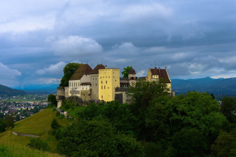 Schloss Lenzburg auf dem Burghügel über der Altstadt