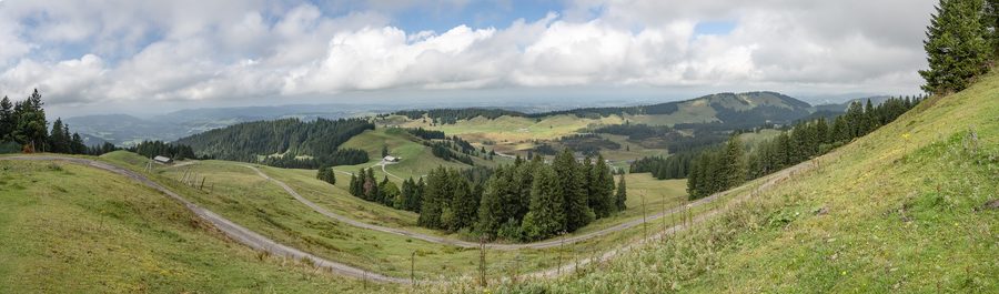 Panorama des Hohen Häderich im winterlichen alpinen Umfeld