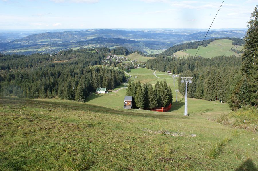Skipiste und Lanklift im Skigebiet Bödele bei Schwarzenberg mit Blick in den Bregenzerwald