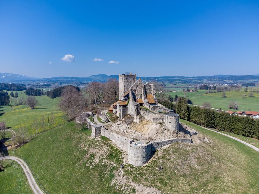 Burgruine Sulzberg im Oberallgäu mit erhaltenen Mauerresten und umliegender Landschaft