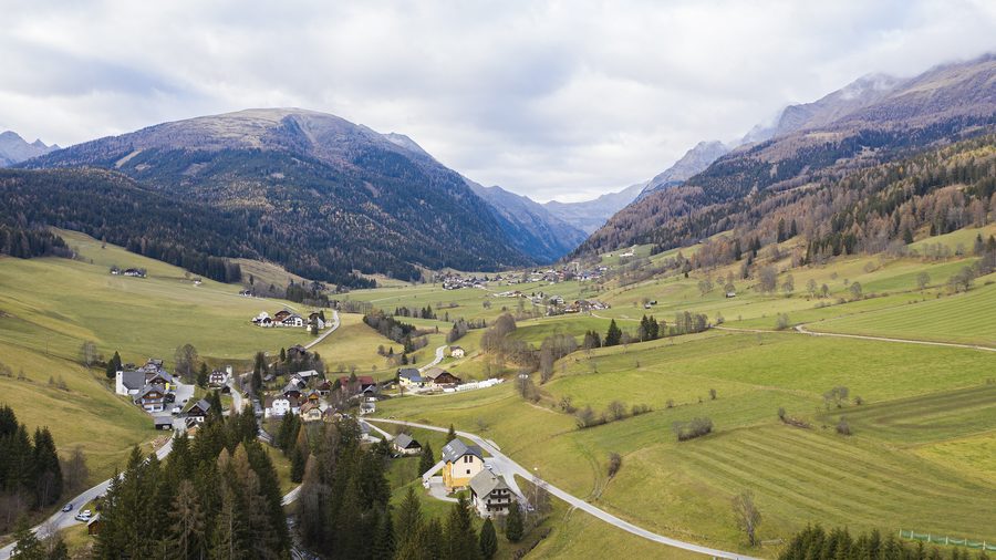 Göriach im Salzburger Lungau vor alpiner Berglandschaft