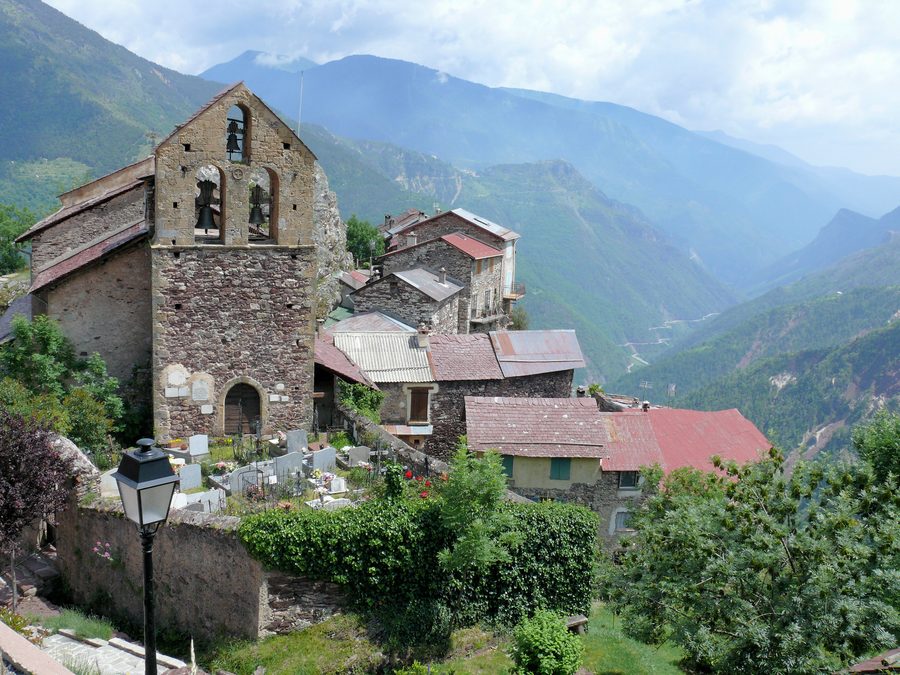 Roure mit Kirche und Dorf über dem Tinée-Tal