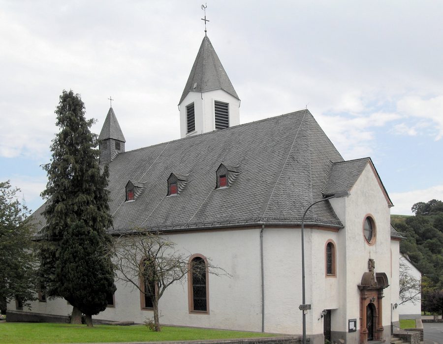 Außenansicht der Pfarrkirche St. Brictius in Olzheim