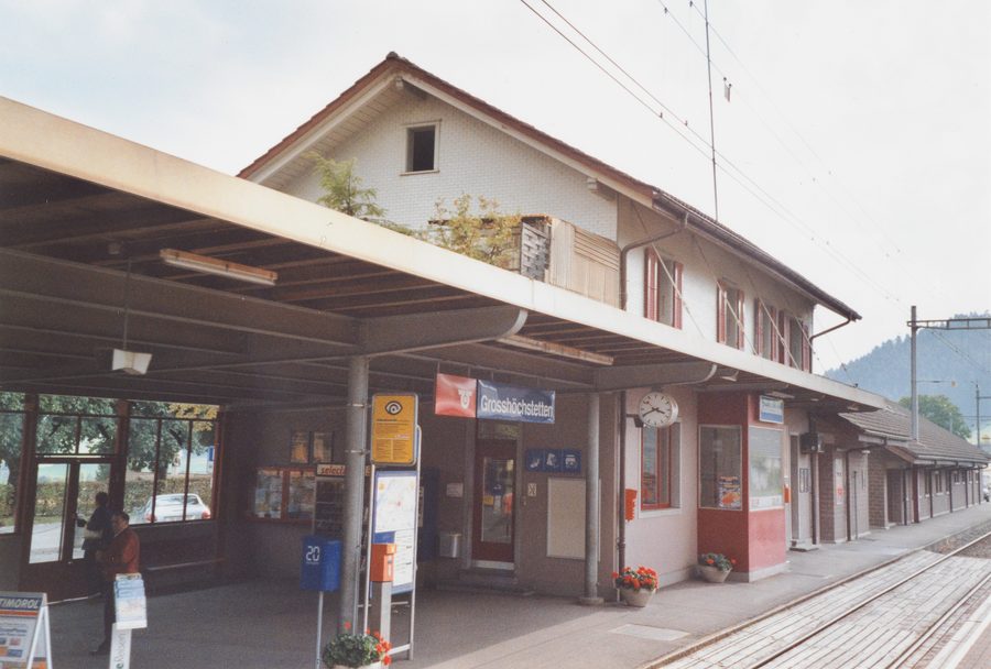 Bahnhof Grosshöchstetten mit Güterschuppen, Ansicht von der Bahnseite