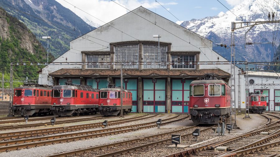 Lokremise in Erstfeld mit verschiedenen SBB-Lokomotiven