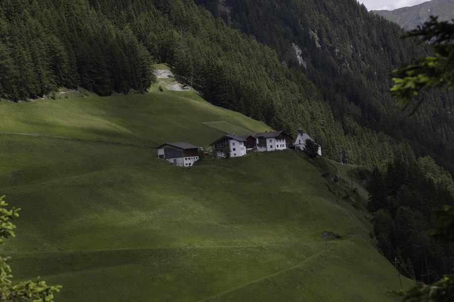 Blick vom Kirchsattl auf den Siedlungsflecken Gstalda in der Gemeinde Spiss in Tirol