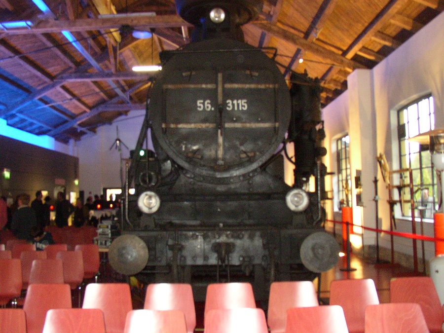 Innenansicht des Technischen Eisenbahnmuseums Lieboch mit der Lokomotive 56.3115