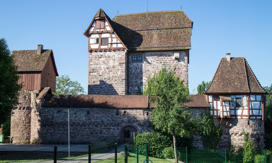 Altes Schloss in Altensteig mit Wehrgang und Türmen