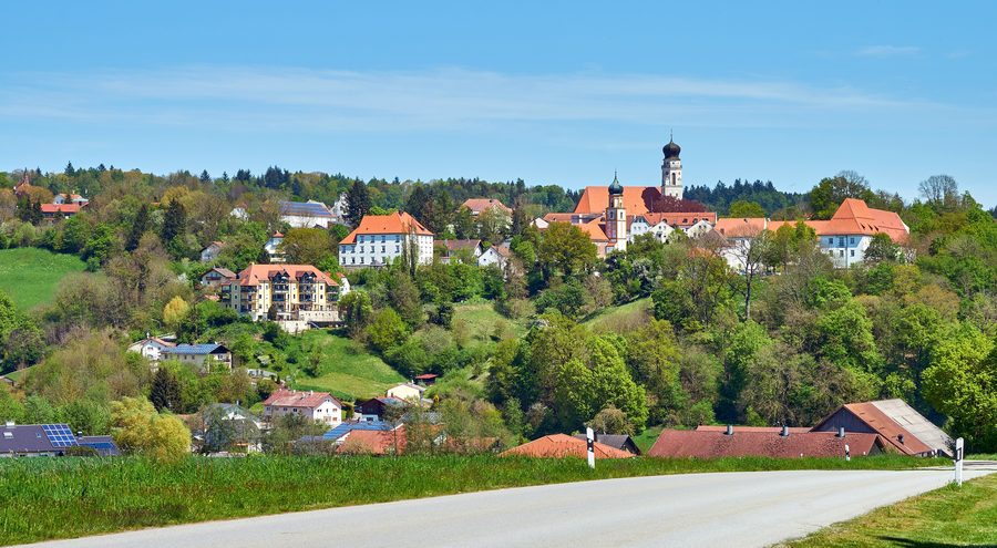 Blick von Südwesten auf Bad Griesbach mit dem ehemaligen Schloss