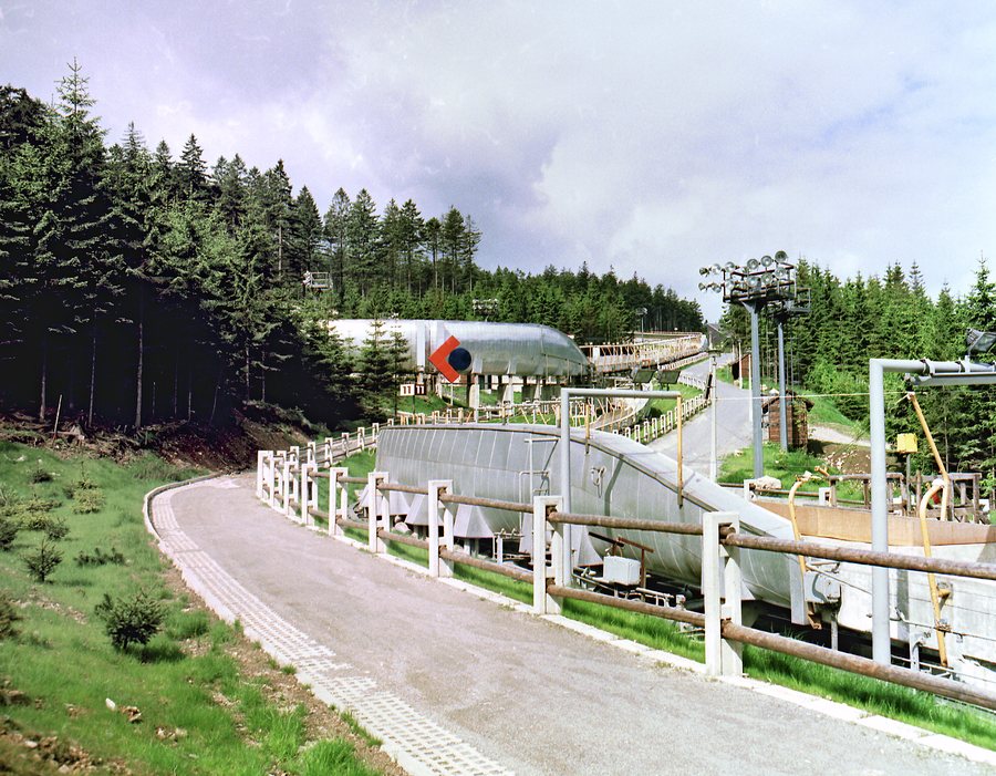 File:19870606045NR Altenberg Sachsen Rennschlitten- und Bobbahn.jpg