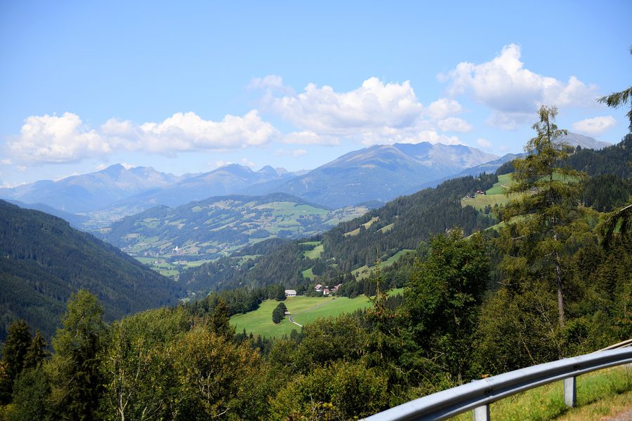 Blick auf Ranten mit Kirche im Rantental und den Schladminger Tauern im Hintergrund