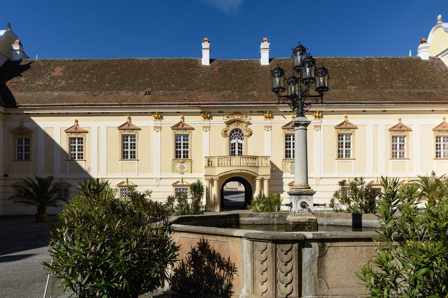 File:Stift Zwettl Abteihof 01.JPG