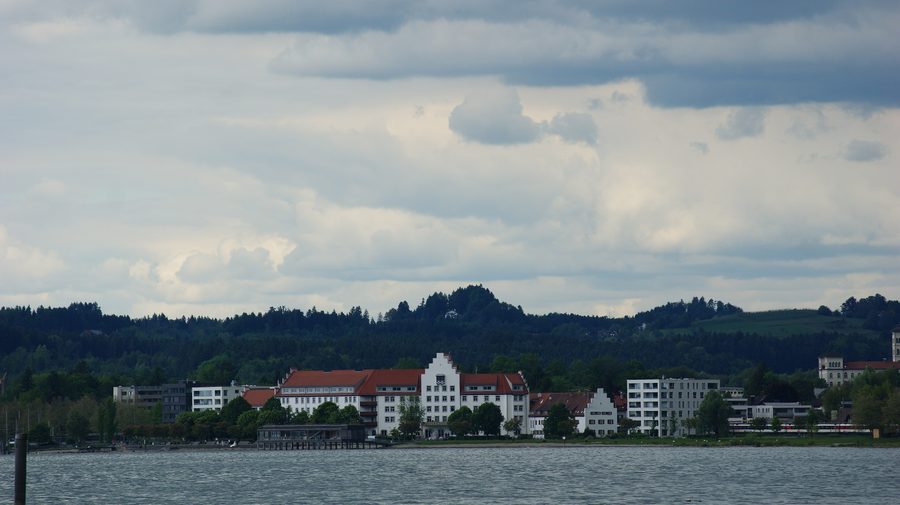 Blick von Bregenz über den Bodensee auf das Seehotel am Kaiserstrand und das Salvatorkolleg in Hörbranz