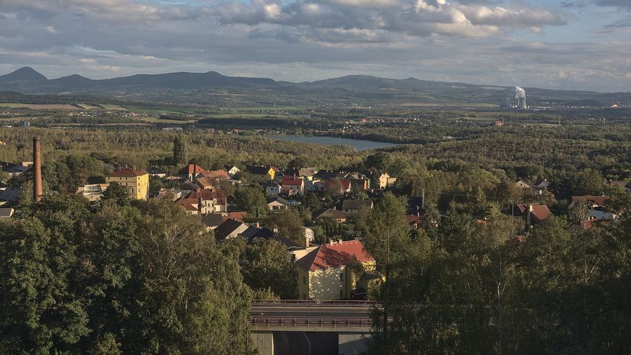 Panoramablick über das Teplice-Becken mit Hrob im Vordergrund