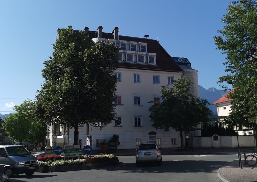 File:AUT — Tirol — Bezirk Reutte — Marktgemeinde Reutte — Reutte Ort — Obermarkt 2 (Bezirksgericht Reutte, Nordseite) 2020 Mattes.jpg