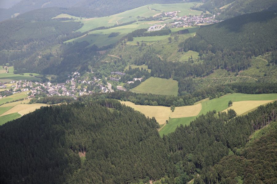 Blick über den Iberg auf Schwalefeld mit den umliegenden Wiesen, Feldern und Waldhängen