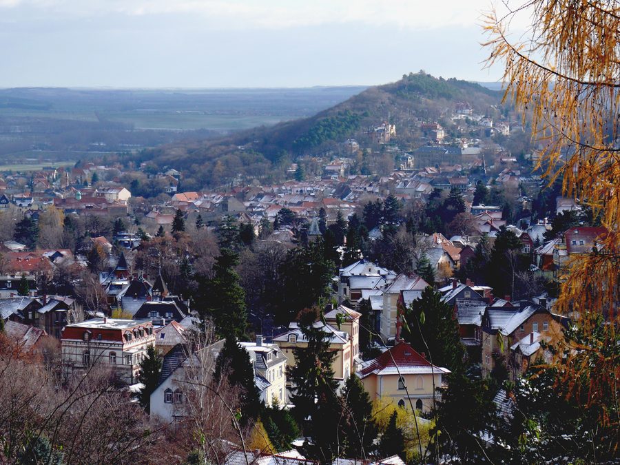 Blick auf Blankenburg am Harz von Westen mit den Harzbergen im Hintergrund