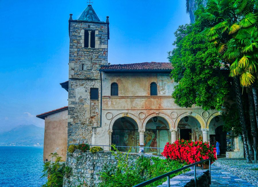 Außenansicht der Kirche des Klosters Santa Caterina del Sasso in Leggiuno