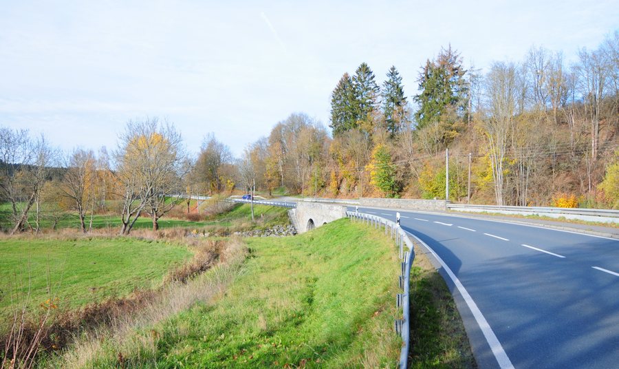 File:Rebersreuth, street bridge over Weisse Elster river - saxony.jpg