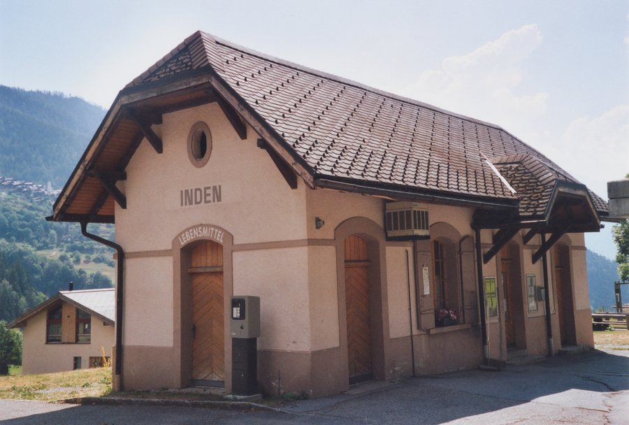 File:SBB Historic - F 122 00515 001 - Inden LLB ehemaliges Stationsgebaeude Bahnseite.jpg