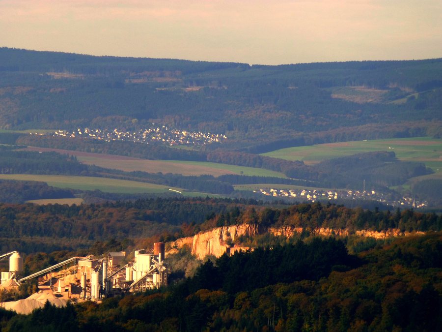 File:Blick von der Alteburg über den Steinbruch Henau nach Stipshausen und Rhaunen - panoramio.jpg