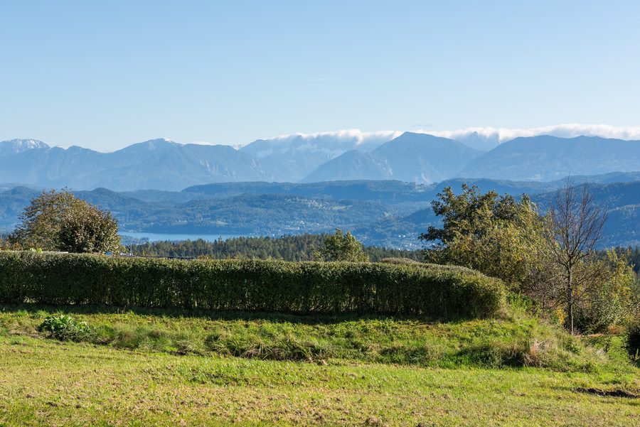 Blick auf den Wörthersee und die Karawanken von Sankt Bartlmä in Techelsberg am Wörther See