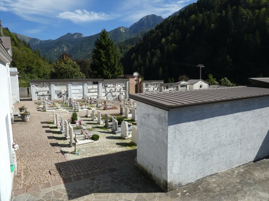 File:Cimitero di Collio (Lombardia) 01.jpg