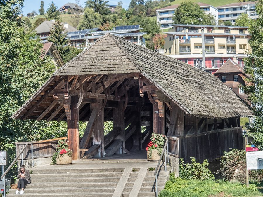Überdachte Holzbrücke über die Ilfis in Langnau im Emmental, Kanton Bern