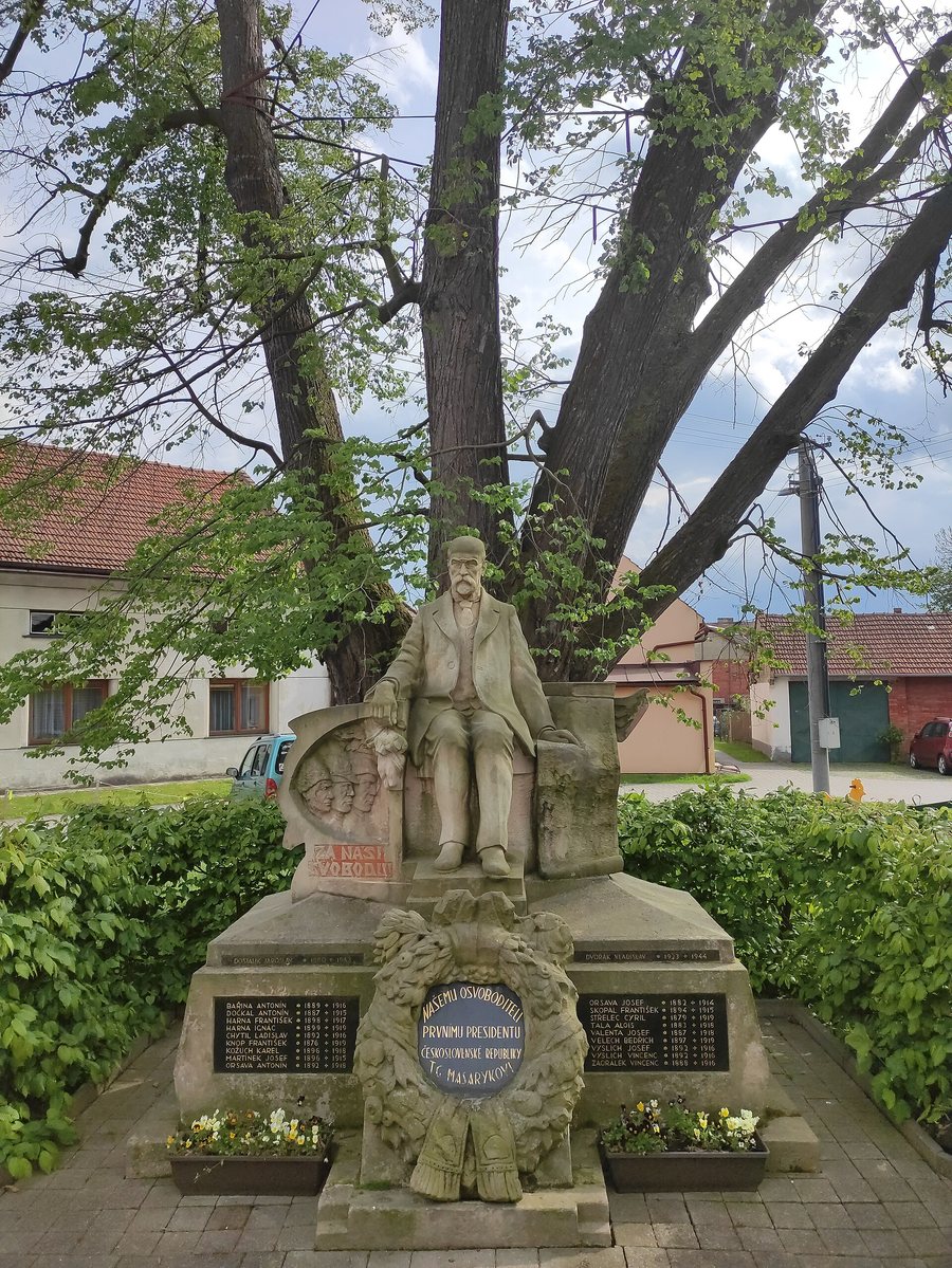 File:Lípa v Radslavicích, Radslavice, okres Přerov 01.jpg