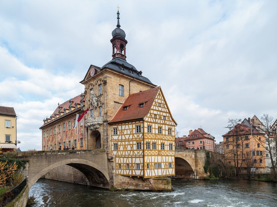 Altes Rathaus mit Brücken in der historischen Altstadt von Bamberg