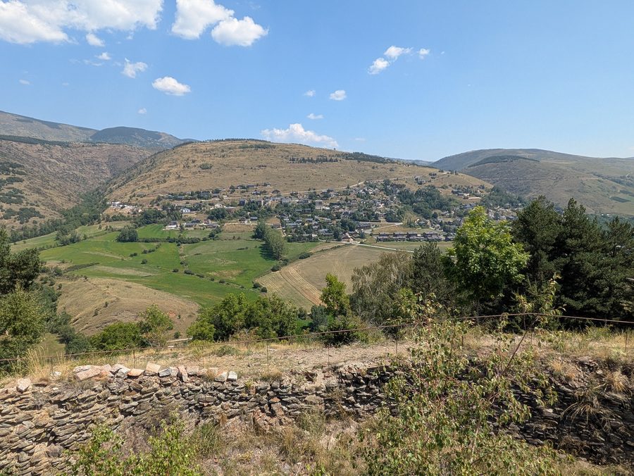 Blick vom Puig de Llívia auf Estavar in der Cerdanya