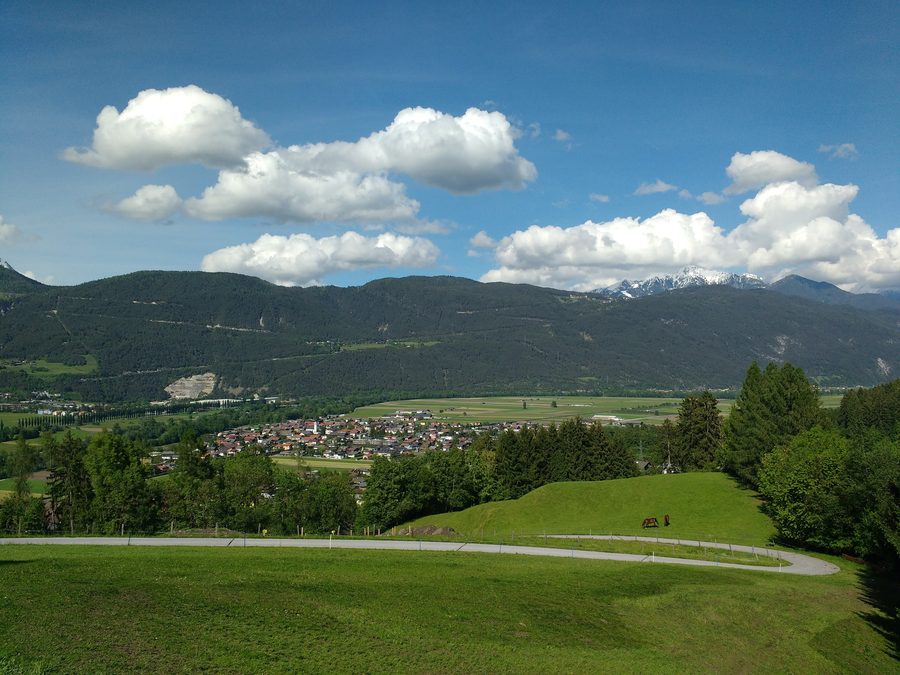 Blick auf Oberhofen im Inntal vor der Tiroler Berglandschaft