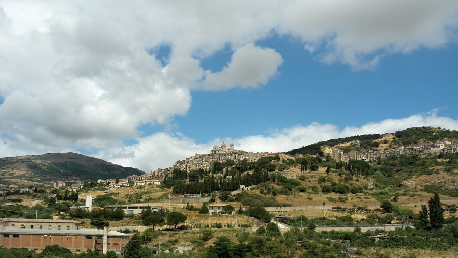 File:Petralia Sottana, Province of Palermo, Italy - panoramio (1).jpg