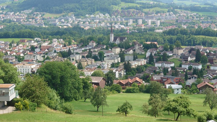 Blick vom Sonnenberg auf Abtwil Richtung Süden mit Dorfkirche und St. Gallen im Hintergrund