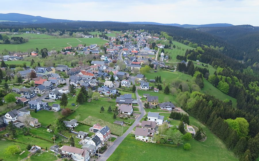 Frauenwald am Rennsteig in der bewaldeten Berglandschaft Thüringens