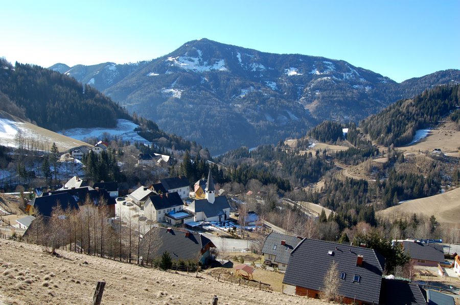Blick auf Schönberg-Lachtal in der Steiermark vor dem Berg Pleschaitz
