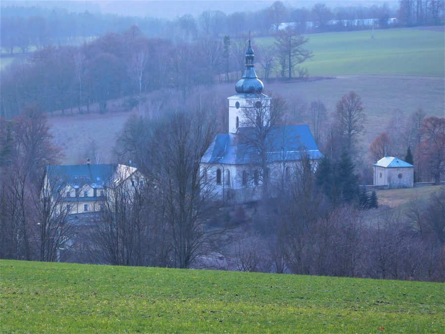 St.-Wenzels-Kirche in Rudník mit umgebender Bebauung