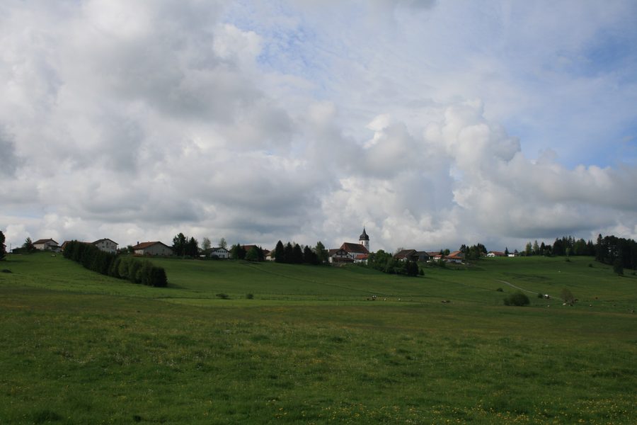 Dorfansicht von Montfaucon JU in der Schweiz